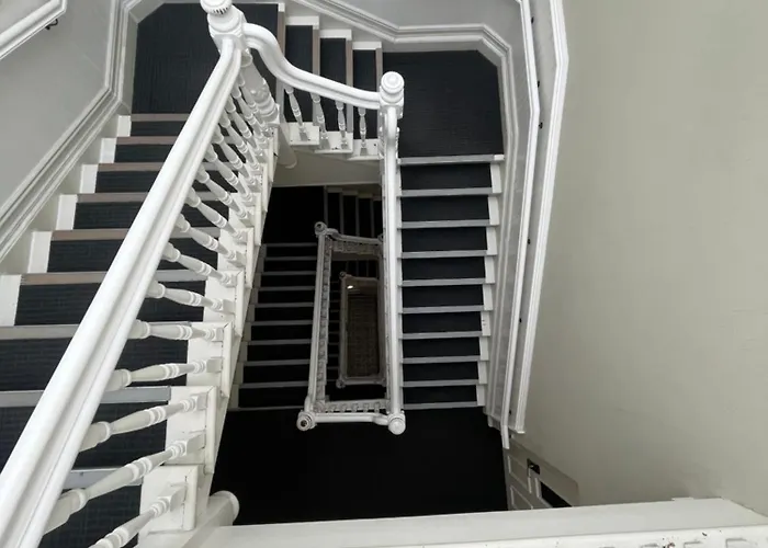 Nomads Capital Backpackers - Wellington (Adults Only)